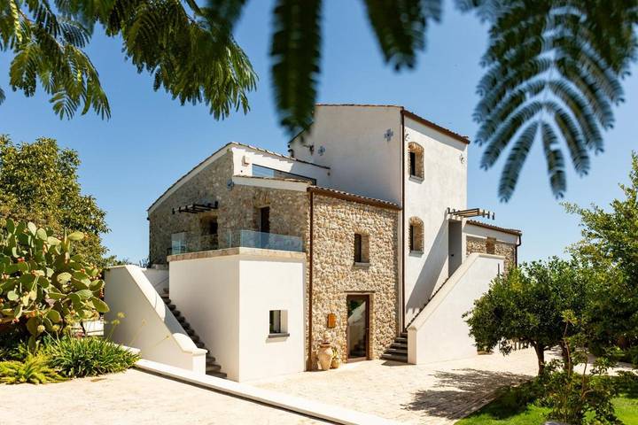 Location de vacances pour 2 personnes, avec vue ainsi que jardin et piscine, animaux acceptés à Racalmuto - 2