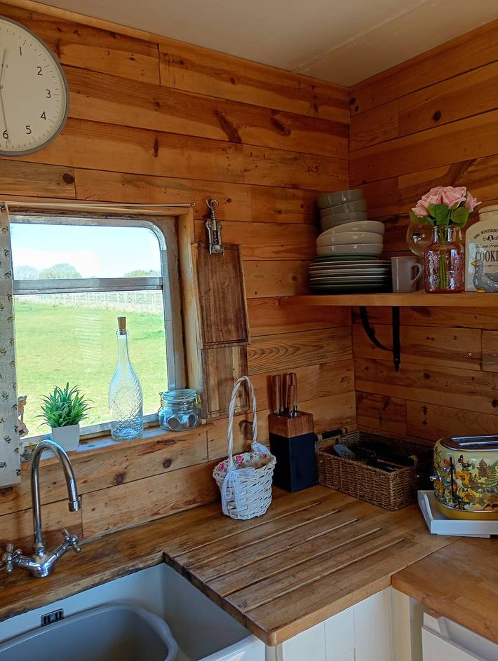 Glamping for 3 people, with garden, child-friendly in South Downs