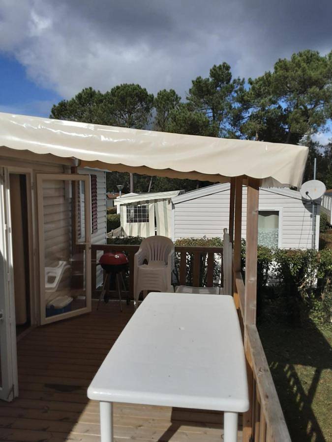 Camping pour 6 personnes, avec jardin et terrasse ainsi que piscine et vue