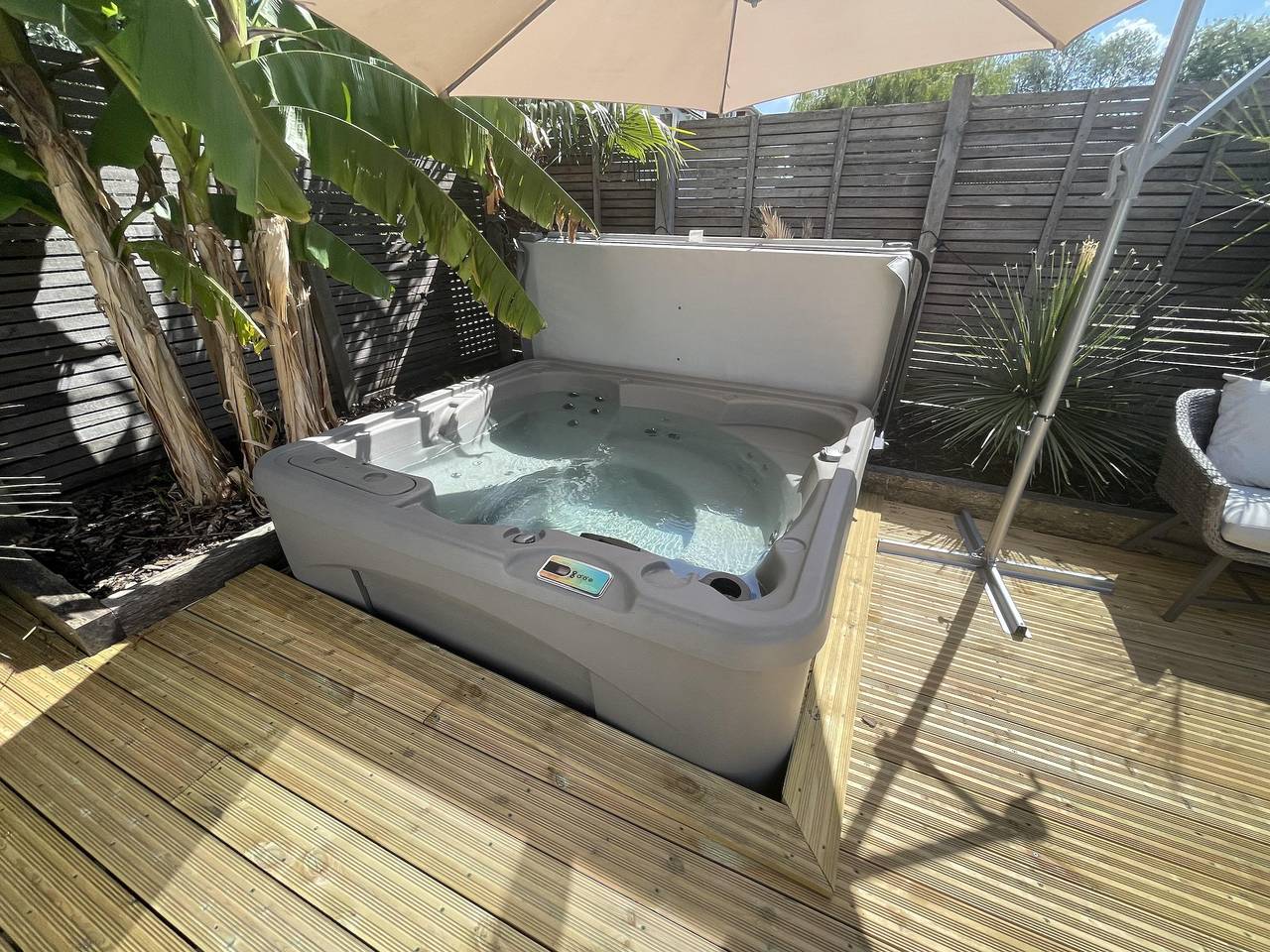 Maygrove Retreat - Sleeps 2 - Jacuzzi & boat hire in Thorpe Park, Berkshire