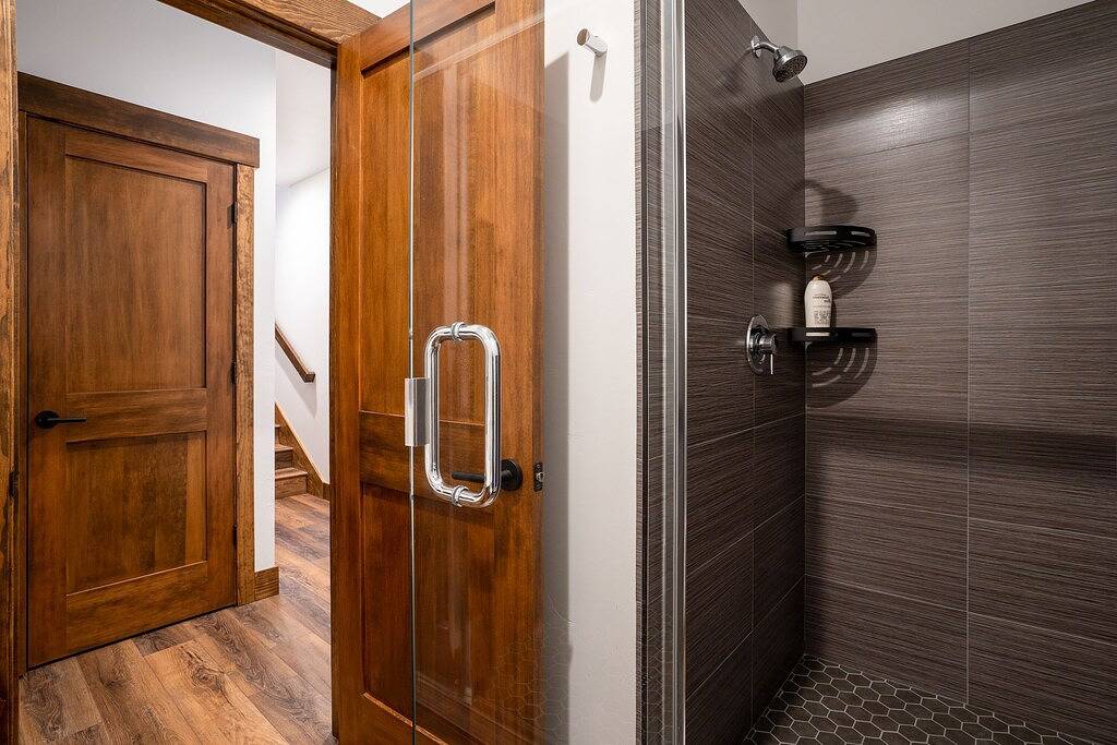 Stylish Luxury Townhouse - Walk to Downtown, A/C! in Truckee, Nevada County