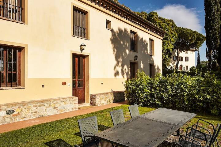 Agriturismo per 8 persone, con piscina e giardino in Il Castagno
