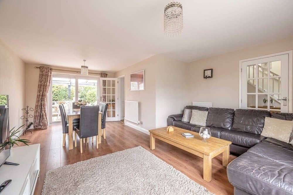 3-Bed Home- Parking & Large Garden By Tempstay in Windsor, Berkshire
