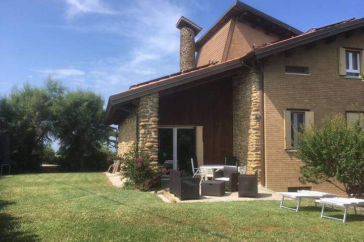 Gîte pour 16 personnes, avec Balcon ainsi que Jacuzzi et Jardin à Pesaro