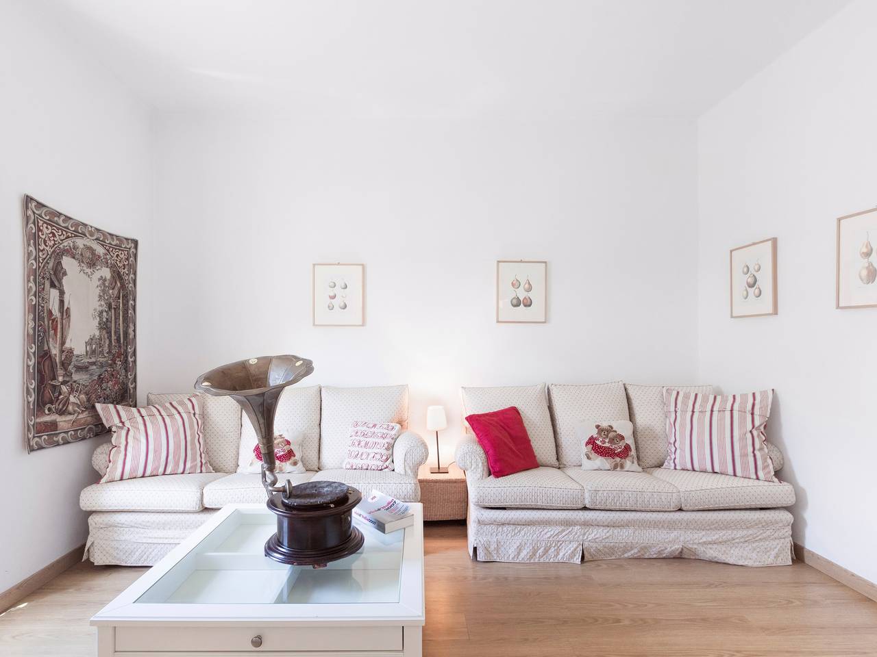 Entire apartment, 'Delicious House Michelangelo' Apartment with Shared Garden, Wi-Fi & Air Conditioning in Cavaion Veronese, Garda Mountains