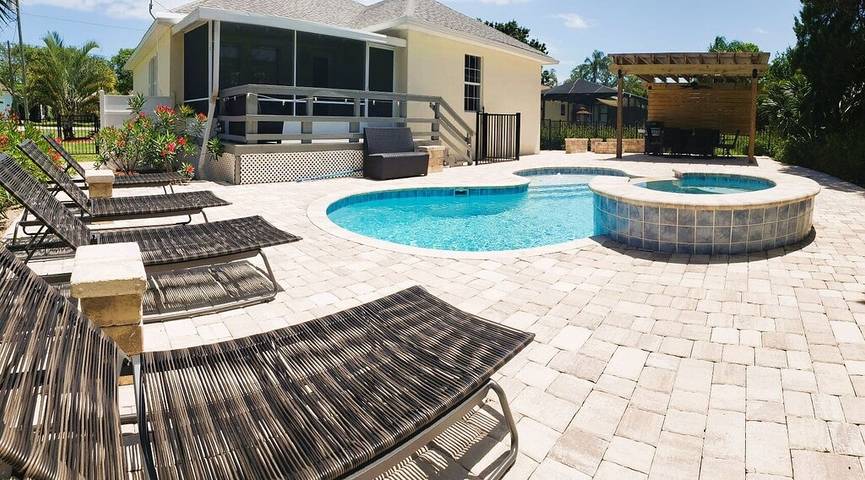 Vacation house for 8 people, with yard and hot tub as well as terrace in 