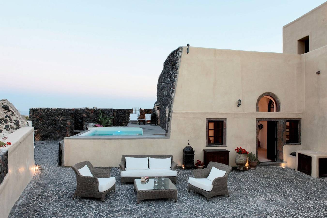 Prachtvolles Herrenhaus mit Terrasse, riesigem Hof und Infinity-Pool über den Dächern der Stadt in Megalochori, Santorin