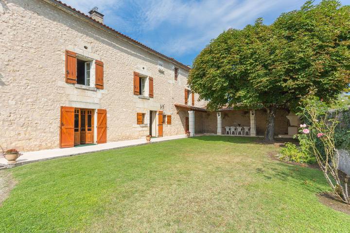 Location de vacances pour 10 personnes, avec jardin et terrasse à Valeuil