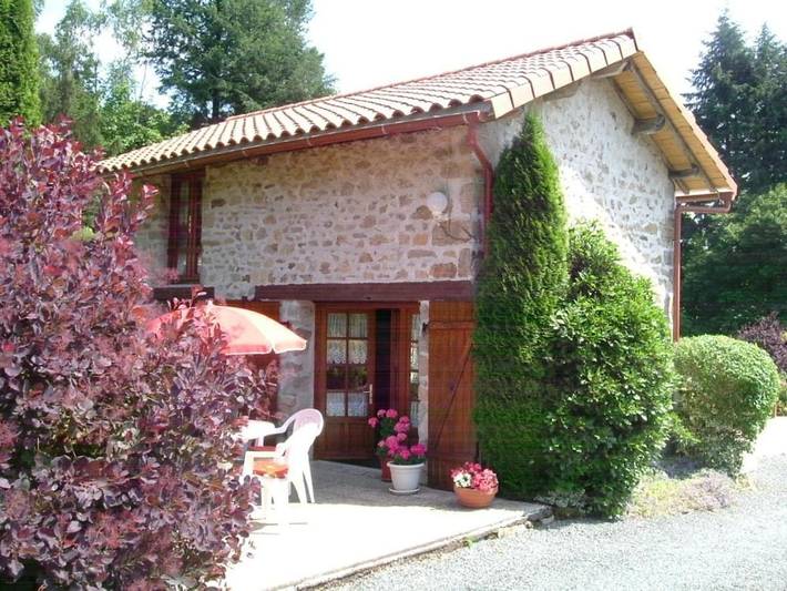 Gîte pour 2 personnes, avec jardin ainsi que piscine et vue à Marval