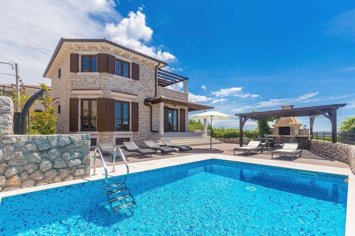 Villa mit pool für 8 Personen, mit Balkon/Terrasse und Terrasse sowie Pool auf Krk