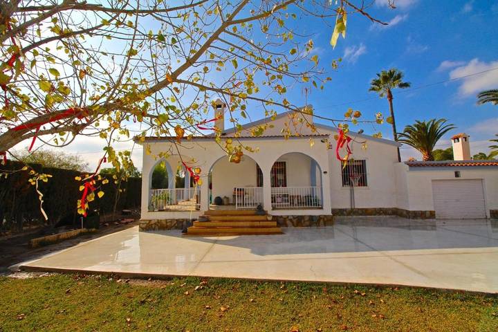 Villa pour 6 personnes, avec Terrasse ainsi que Jardin et Piscine