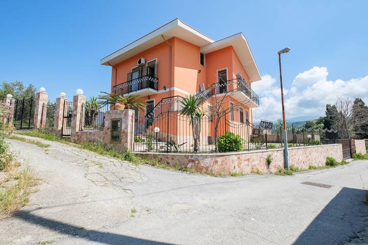 Entire apartment, Apartment "Casa Stella Vista Eolie" with Shared Garden and Wi-Fi in San Pier Niceto, Messina Province