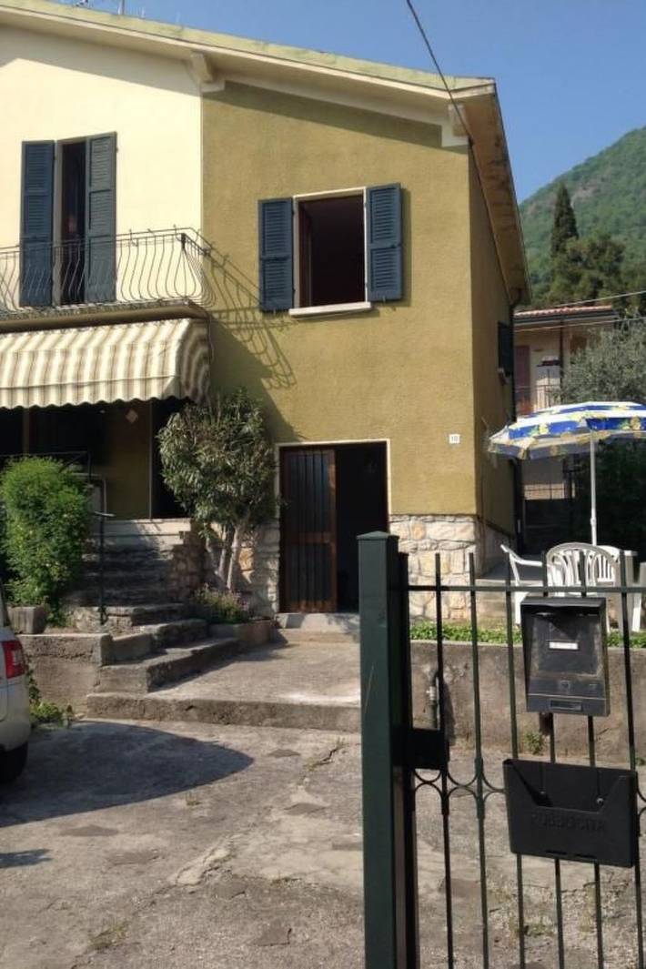 In Salò mit Grill, Terrasse und Garten in Salò, Prealpi Gardesane