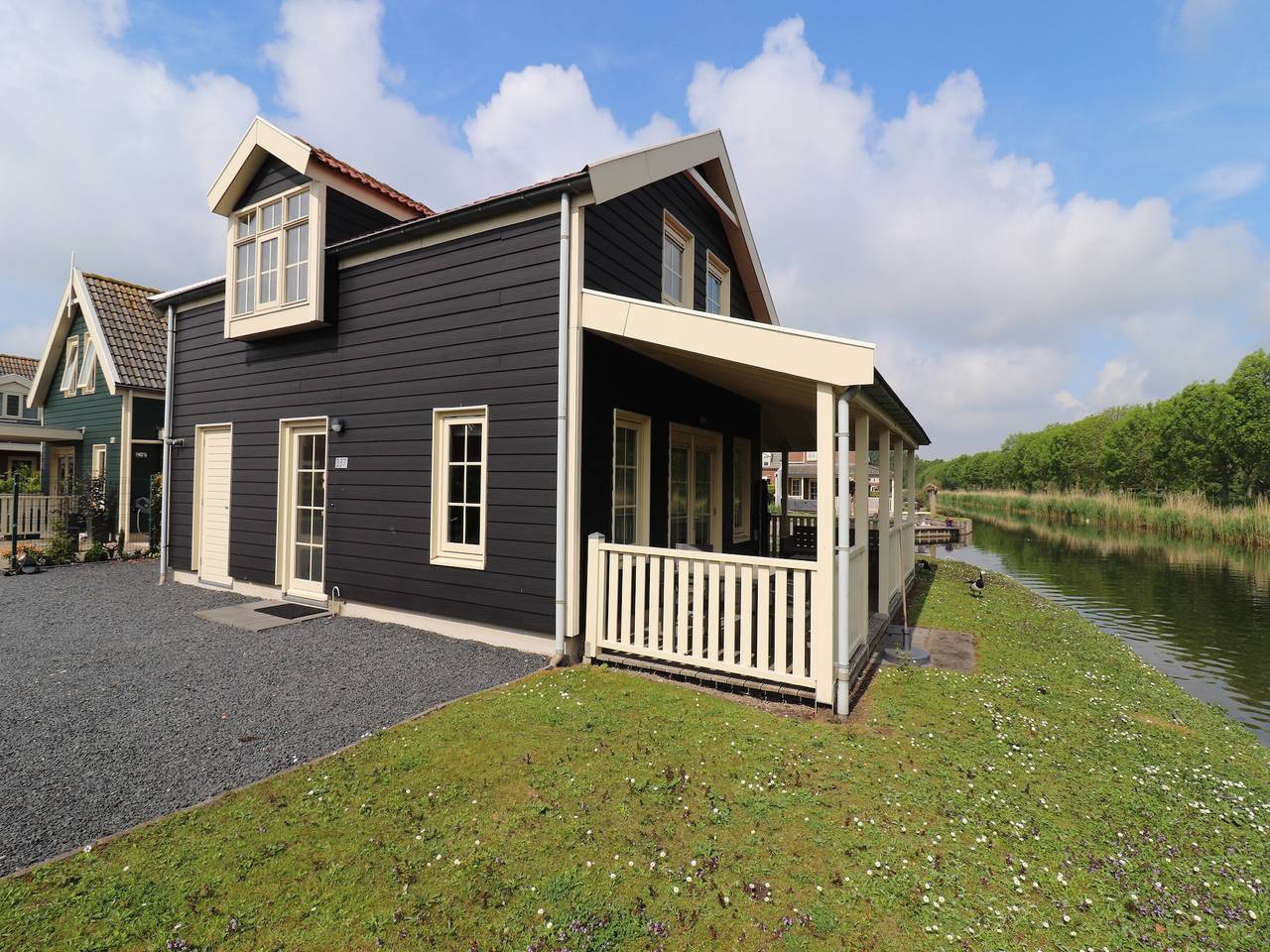 Sonnendurchfluteter Bungalow in Simonshaven in Bernisse, Niederländische Nordsee