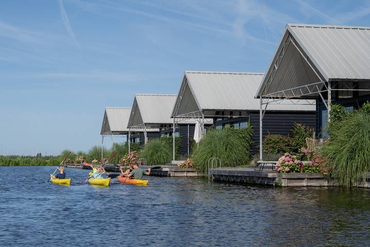 De Tulpenacker — 4-6 P. Tulpenacker Freistehendes Fereinhaus am Wasser in Roelofarendsveen, Groene Hart