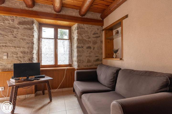Gîte avec parking et jardin, 2km de Beurières in Parc Naturel Régional Livradois-Forez