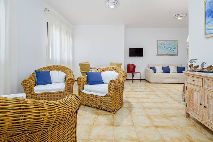 Appartamento intero, Appartamento 'Al Centro' con balcone, Wi-Fi e aria condizionata in Terranoa/Olbia, Olbia