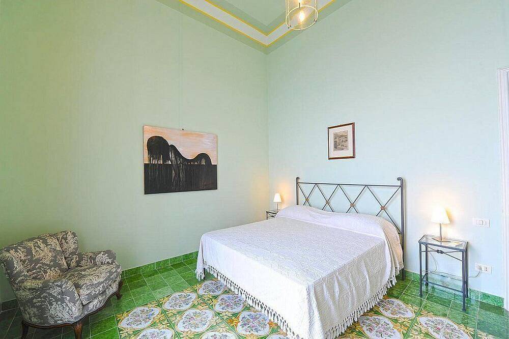Villa Elidea D: An elegant and welcoming apartment which faces the sun and the sea, with Free Wi-Fi. in Spiaggia Duoglio, Amalfi