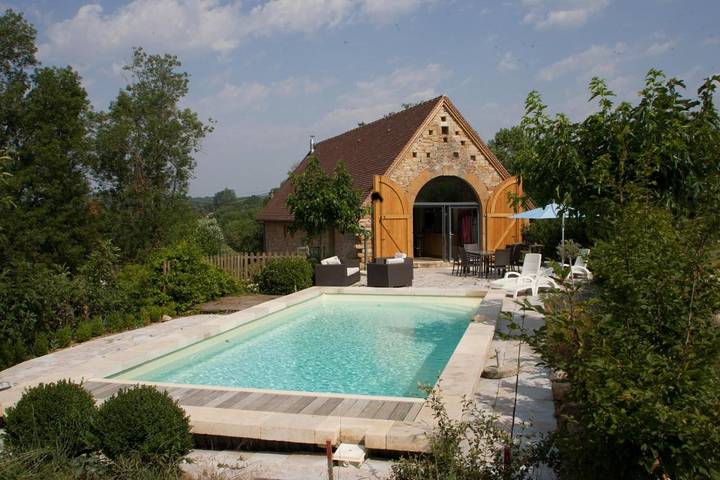 Location de vacances pour 8 personnes, avec piscine et balcon à Camboulit