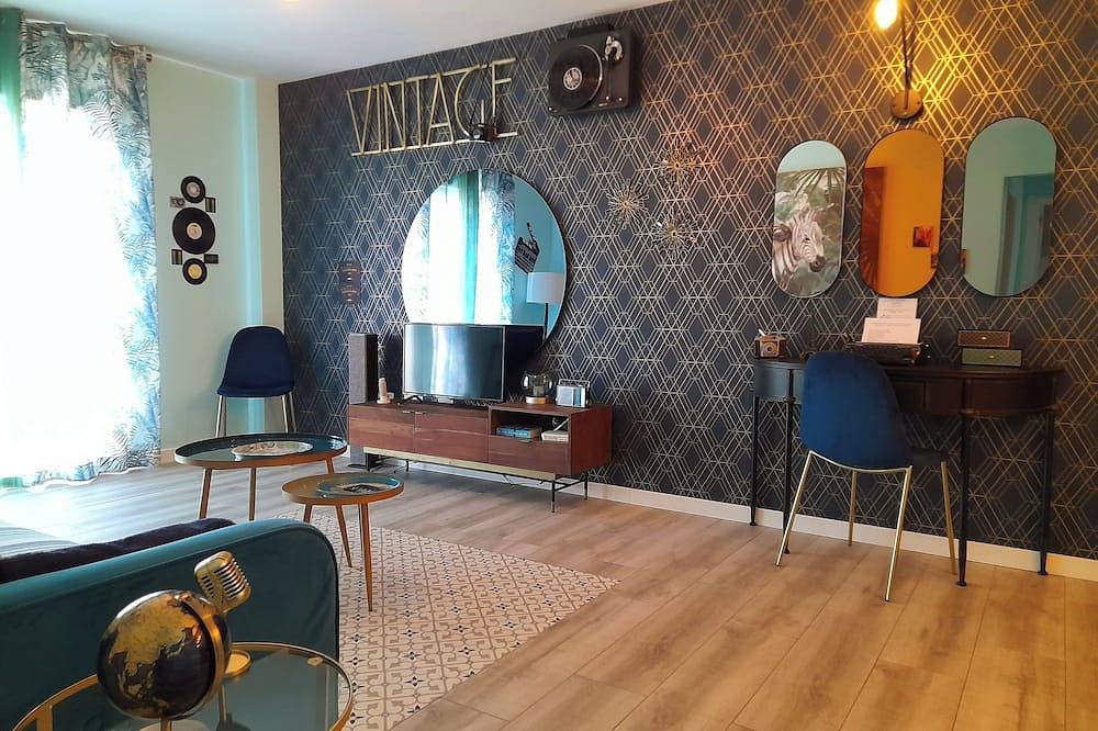 Entire apartment, ☆☆☆☆☆ 80s Loft Vintage. Free Guest Parking. 15' from Malaga Airport. in Alhaurín de la Torre, Costa del Sol