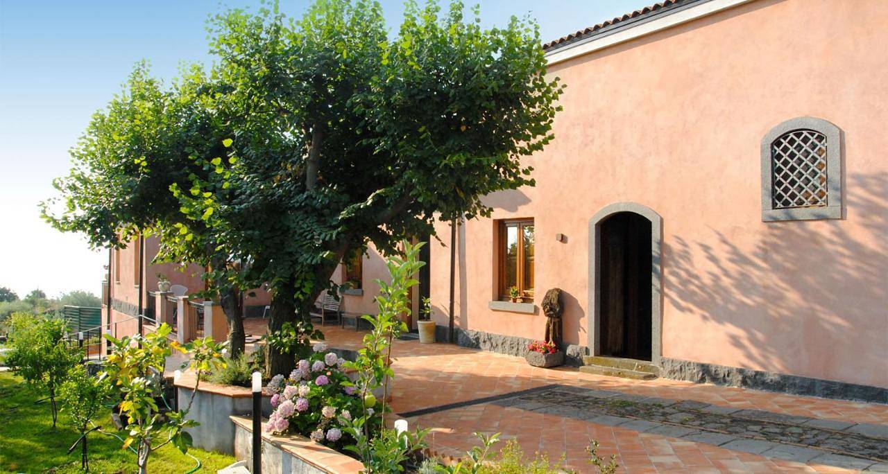 La corte di Bafè B&B "Slow Life" in Zafferana Etnea, Etna