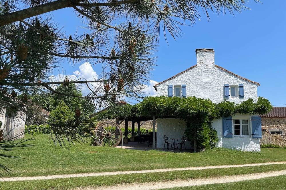 Stunning Gite, private garden, large heated pool, tranquil and historic setting in Cuzorn, Région de Villeneuve-sur-Lot
