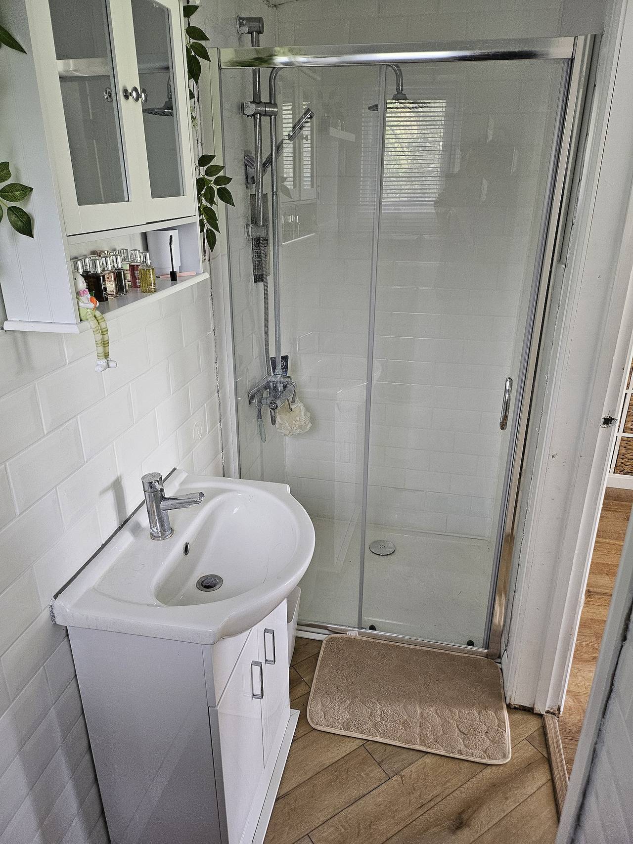 Dunmow 1-Bed Cabin, Sleeps 4, 10 mins to Stansted in Great Dunmow, Essex