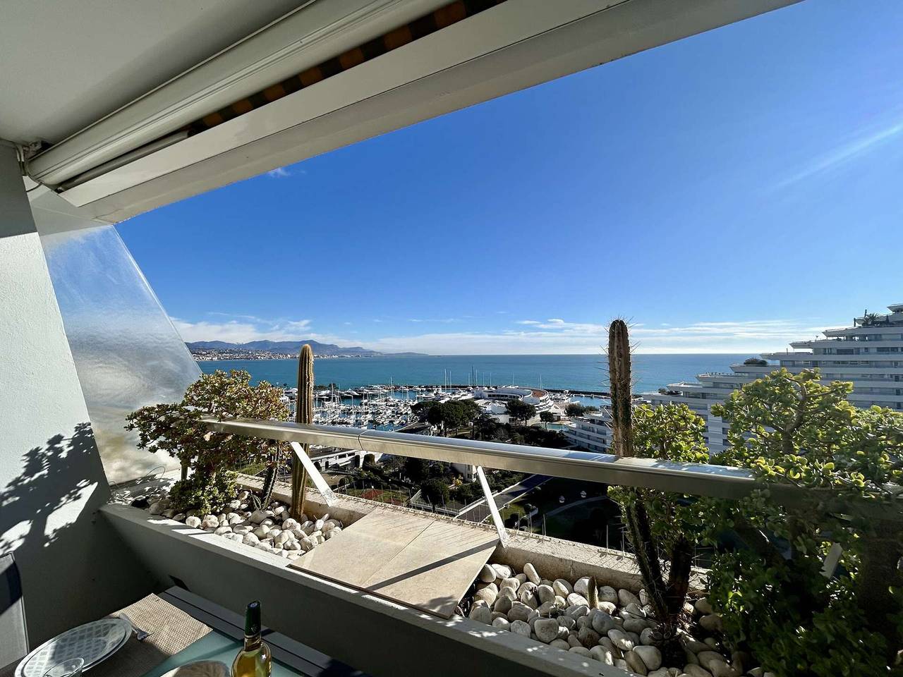 Entire apartment, Stunning studio with sea view - 2 guests in Villeneuve-Loubet Plage, Villeneuve-Loubet