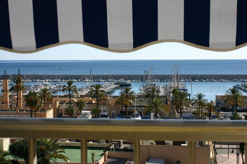 Entire apartment, Sunny apartment overlooking the sea and harbour at the centre of Fuengirola in Fuengirola Centre, Fuengirola
