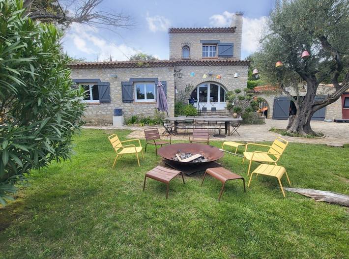Gîte pour 8 personnes, avec balcon ainsi que jardin et piscine