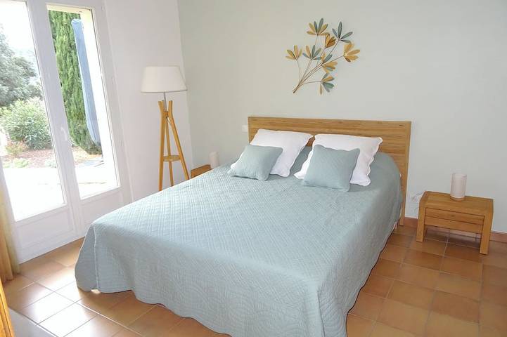Location de vacances pour 6 personnes, avec terrasse et jardin à Lioux - 4