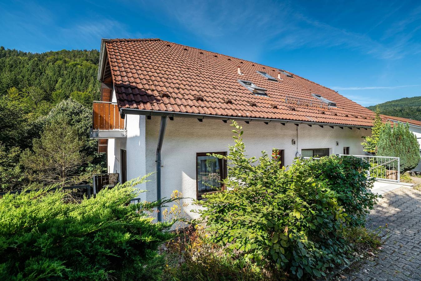 Ganze Wohnung, Ferienwohnung 'Rosa 2' mit Balkon und Wi-Fi in Bad Herrenalb, Nordschwarzwald