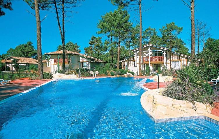 Parc de vacances pour 10 personnes, avec bassin pour enfant ainsi que terrasse et piscine, adapté aux familles