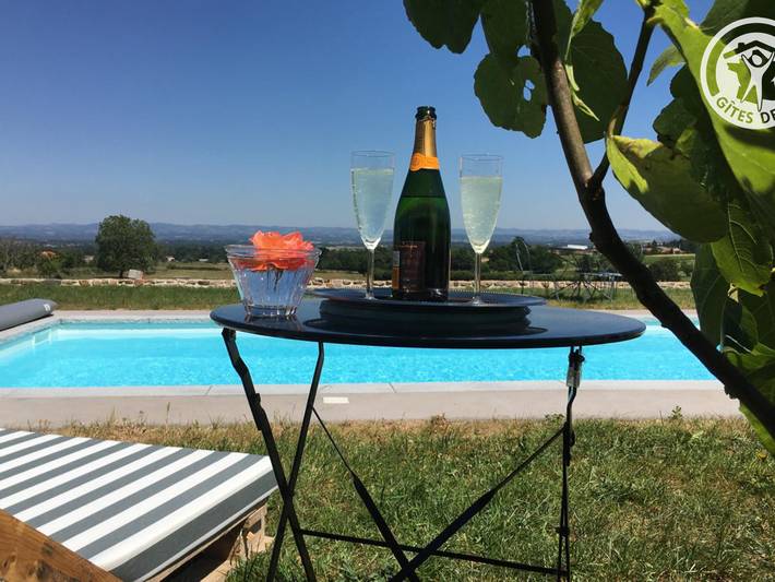 Gîte pour 5 personnes, avec Terrasse ainsi que Jardin et Piscine