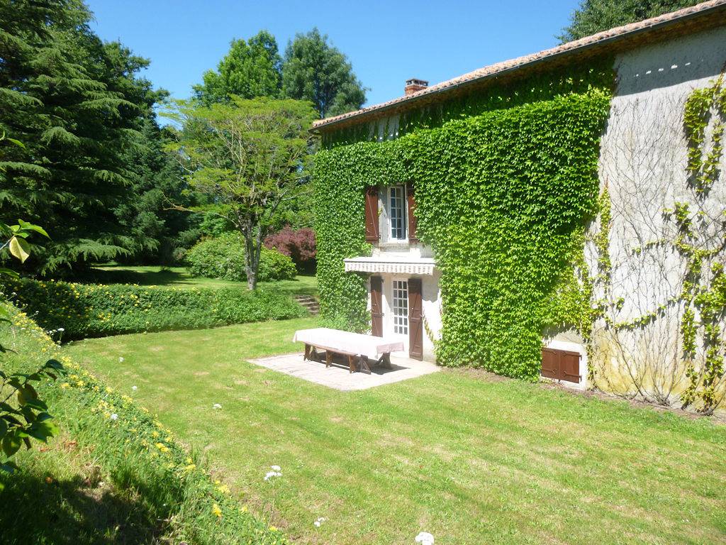 Grande maison du 19ème siècle dans un parc arboré in Terres-de-Haute-Charente, Charente