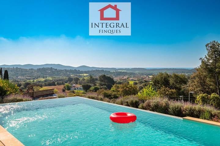 Location de vacances pour 9 personnes, avec vue ainsi que piscine et jardin à Vall-llobrega