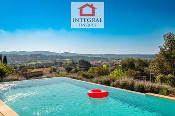 Gîte pour 9 personnes, avec vue ainsi que jardin et piscine à Vall-llobrega