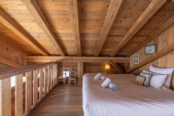 Chalet 'Mazot De Warens' avec vue sur la montagne, terrasse privée et jardin privé in Combloux, Pays du Mont-Blanc