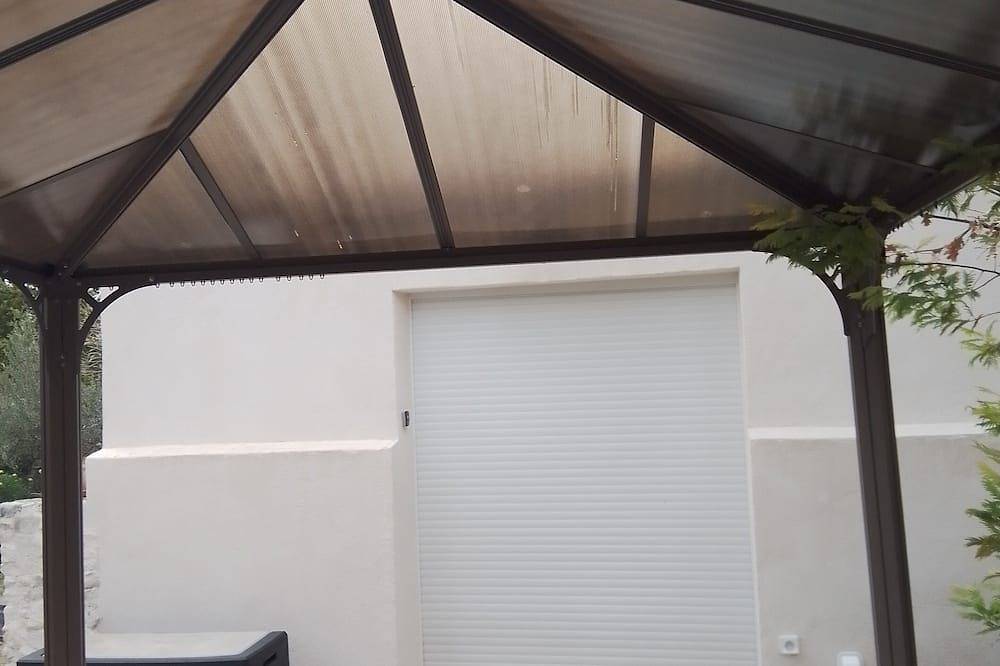 Small cottage with large terrace absolute peace and quiet in Éguilles, Aix-en-Provence region