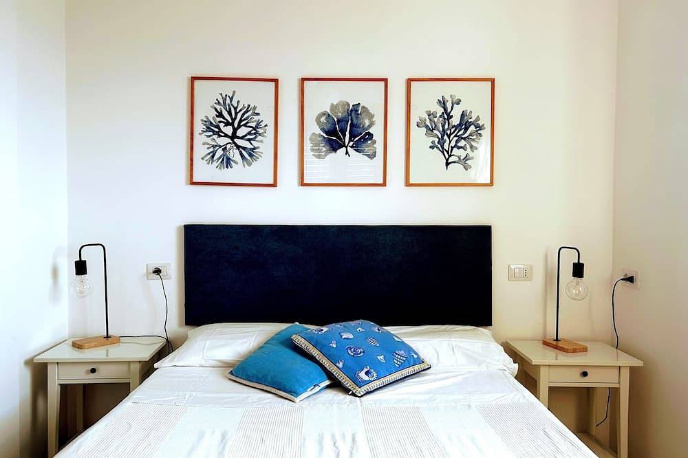 Strongyle-Aeolian-style cottage on the beach with beautiful terrace and W-fi in Lipari