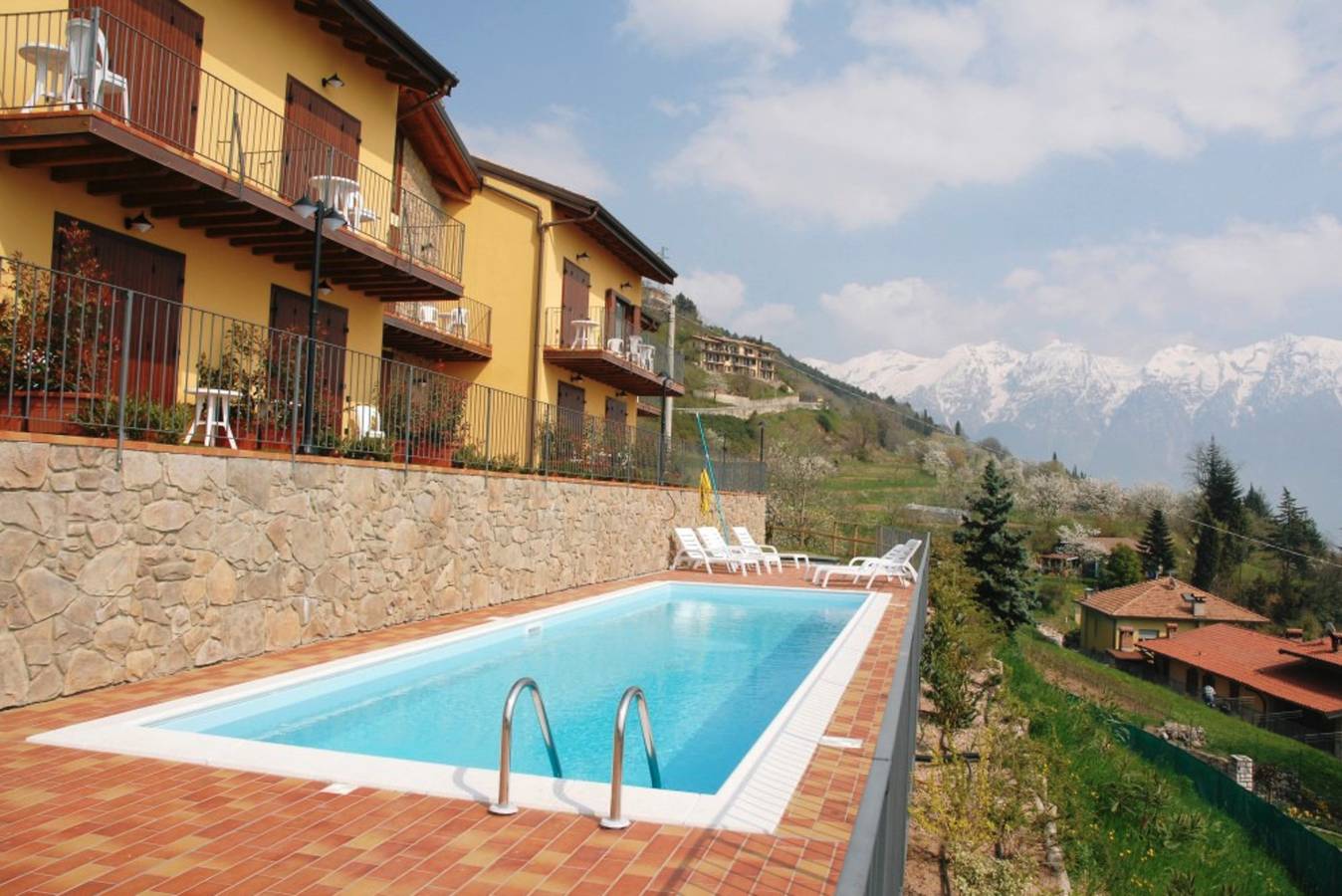 Entire apartment, Apartment 'Cristina' with Lake View, Shared Pool and Wi-Fi in Tignale, Garda Mountains