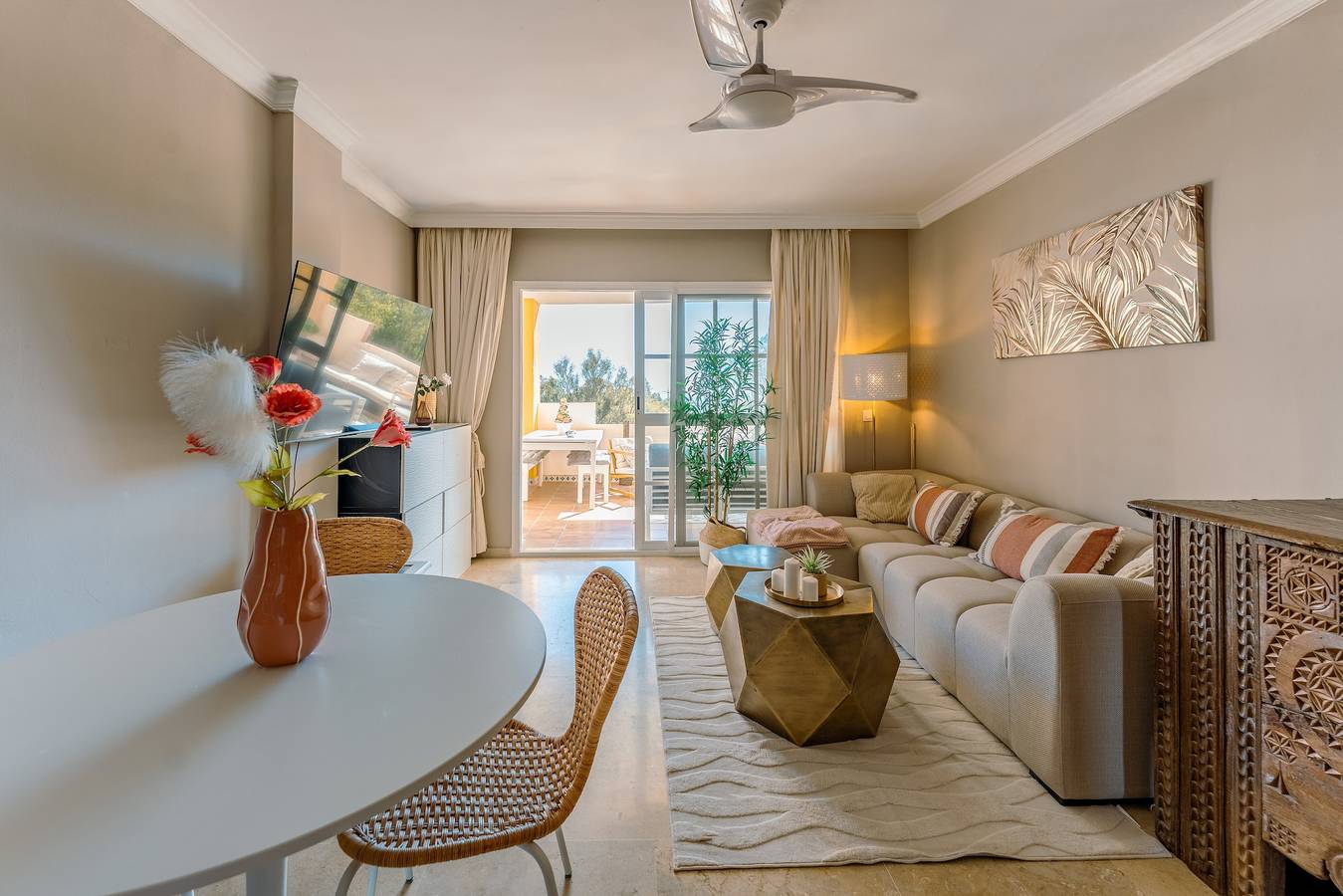 Entire apartment, Apartment 'Atalaya Green Apt' with Shared Pool, Balcony and Wi-Fi in Vista Azur, Estepona