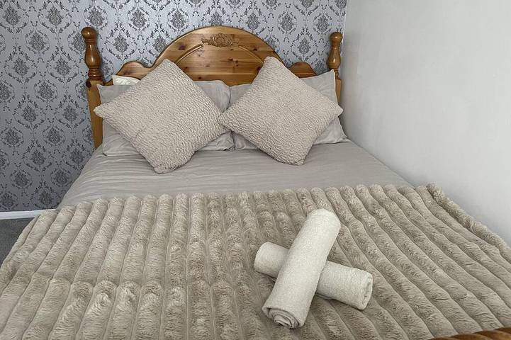 3 Bed House - Sleeps 5 - Garden - Parking - Wifi in Dartford, Kent