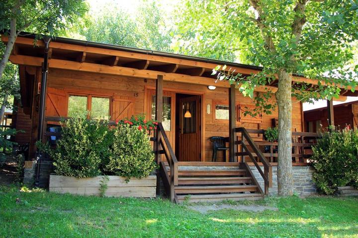 Camping para 3 personas, con piscina y jardín además de vistas y piscina para niños en Pirineo Catalan