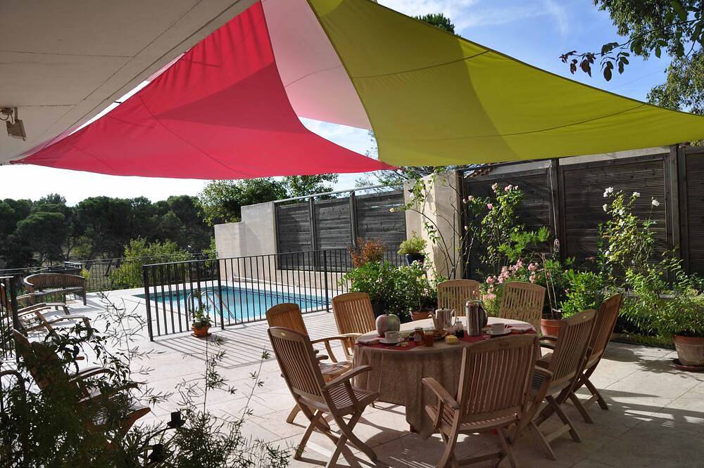 Large house with view, quiet, 10mn walk from town center in Uzès, Nimes region