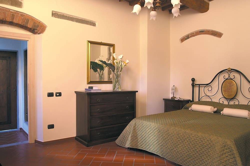 Medieval stone villa 17 bedrooms with pool in Vinci -Florence tophill position in Vinci, Firenze province