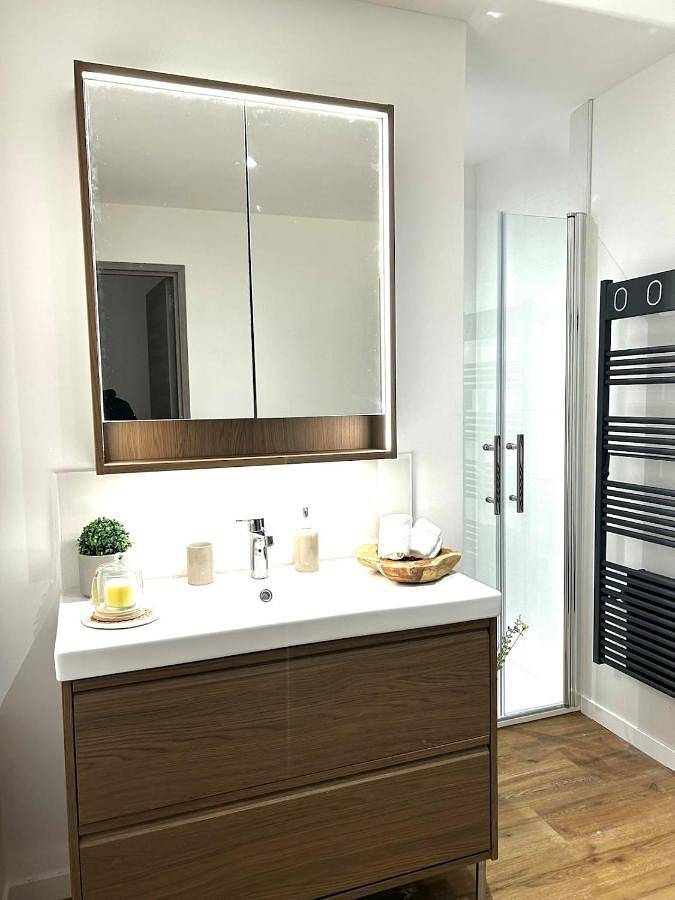 Appartement entier, Three-Bedroom Apartment in Lons-le-Saunier, Jura