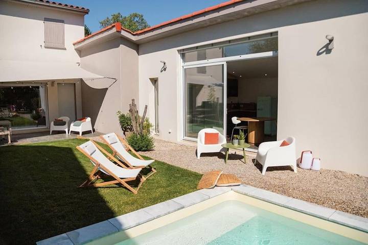 Gîte pour 2 personnes, avec piscine et vue ainsi que terrasse et jardin à Collonges-au-Mont-d'Or - 2