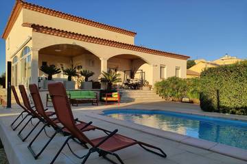 Location de vacances pour 12 personnes, avec terrasse et jardin à Loupian