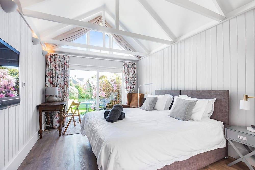 Sleeps 10 | Beach House 200m from Sea | Walk to East Wittering in West Wittering, West Sussex